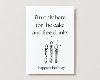 Puede incluir: Tarjeta de cumpleaños blanca con texto negro. El texto dice: "Solo estoy aquí por el pastel y las bebidas gratis". Debajo hay tres velas ilustradas. Las palabras "happiest birthday" están en la parte inferior.