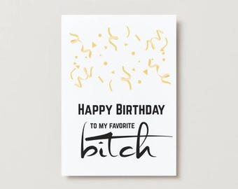 Puede incluir: Una tarjeta de felicitación blanca con el texto negro "HAPPY BIRTHAY TO MY FAVORITE bitch". Formas doradas tipo confeti están esparcidas en la parte superior de la tarjeta. La tarjeta es rectangular y tiene un diseño sencillo.