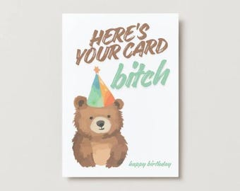 Puede incluir: Tarjeta de felicitación blanca con un oso pardo con un gorro de fiesta. La tarjeta muestra el texto "HERE'S YOUR CARD bitch" en marrón y verde, y "happy birthday" en verde en la parte inferior. El oso tiene una cara marrón claro.