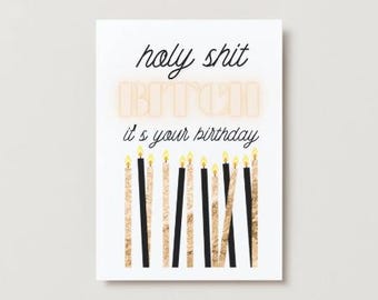 Puede incluir: Una tarjeta de cumpleaños blanca con el texto "holy shit BITCH it's your birthday" en letras negras y doradas. La tarjeta presenta ilustraciones de velas encendidas en negro y dorado.