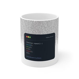 Può includere: Tazza in ceramica bianca con un pannello nero con codice e il testo "Coding_Life.txt". Il codice include "upload()", "debug()", "cry()" e "repeat()". La tazza ha anche un motivo a codice binario.
