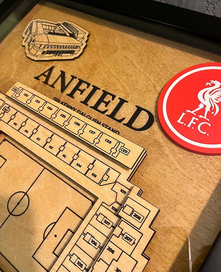 リバプールFC 公式コレクターズエディション メインスタンド木製シート アンフィールド・スタジアム座席表：リバプールFCのレーザー彫刻または