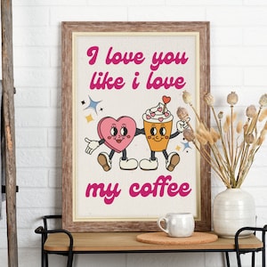 Könnte beinhalten: Ein Vintage-Druck mit einem rosa Herzen und einer Kaffeetasse, die sich die Hände halten. Der Text lautet "Ich liebe dich, wie ich meinen Kaffee liebe".