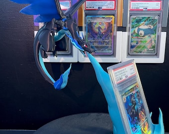 Soporte de exhibición para tarjeta calificada Mega Charizard X Phantasmal Flames PSA 151 Pokemon Mega Evolutions TCG BGS CGC Etiqueta Promo Calificación Universal