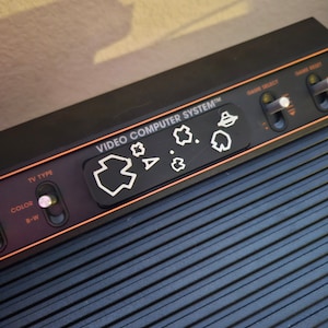 Atari 2600+ および 7800+ カートリッジスロットカバー - レトロゲームをテーマにした