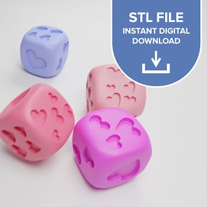 Puede incluir: Cuatro dados en forma de corazón en rosa, morado y azul claro. Los dados están diseñados con recortes en forma de corazón en cada lado. STL FILE INSTANT DIGITAL DOWNLOAD está escrito en una pancarta azul.