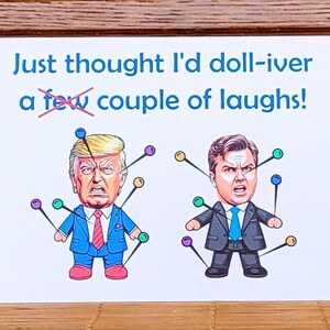 Tarjeta de felicitación con muñeco vudú de Trump, imprimible para diversas ocasiones, con chistes sobre Trump y Vance, para aliviar el estrés político.