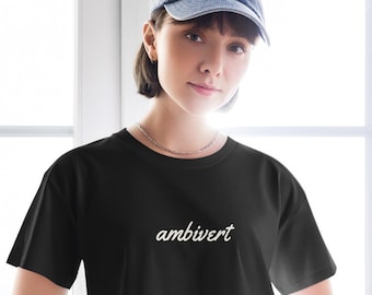 Schwarzes Ambivert Crop-Top, kurzes T-Shirt mit geschwungenem Ambivert-Schriftzug, Geschenkidee für Introvertierte und Extrovertierte, minimalistisches Damen-Crop-Top