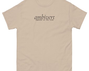 Maglietta Ambivert, Maglietta Dipende dalla stanza, Maglietta Personalità Introverso Estroverso, Maglietta con testo minimalista, Regalo unisex in cotone