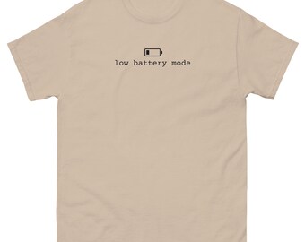 Maglietta con scritta "Batteria scarica", T-shirt per introversi, T-shirt minimalista con icona batteria, Regalo divertente per introversi, Maglietta unisex in cotone con testo