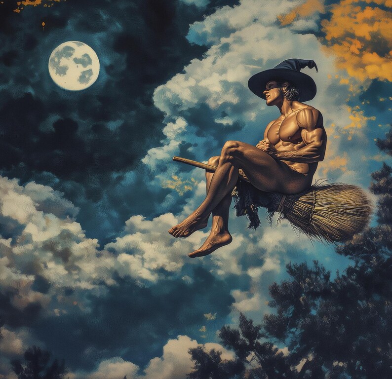 Op de afbeelding: Een gespierde figuur met een zwarte heksenhoed rijdt op een bezem door een bewolkte nachthemel. Een volle maan schijnt op de achtergrond. De bezem is gemaakt van stro en de figuur is ontbloot.