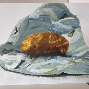 Puede incluir: Pintura al óleo de una patata al horno de color marrón dorado sobre un papel arrugado azul claro y gris. La obra de arte es un bodegón, con pinceladas visibles.