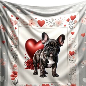 Peut inclure: Une couverture décorative avec un bouledogue français noir et un cœur rouge. Le motif comprend des cœurs rouges, des fleurs et une bordure blanche sur fond gris. Thème de la Saint-Valentin.