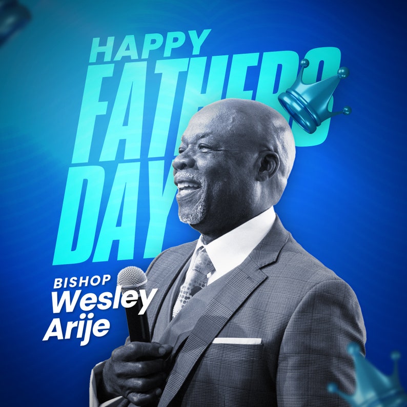 Op de afbeelding: Een zwart-witfoto van een man in pak met een microfoon in zijn hand. De tekst "HAPPY FATHER'S DAY" staat in grote blauwe letters met een blauwe kroon boven het woord "DAY". De tekst "BISHOP Wesley Arije" staat in witte letters onder de man.