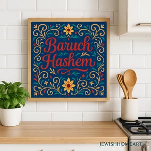 Può includere: Stampa artistica quadrata incorniciata con le parole "Baruch Hashem" in rosso su sfondo blu scuro. L'opera d'arte è circondata da un bordo floreale decorativo in giallo, verde e oro. La stampa è esposta in un ambiente cucina.