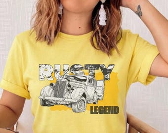 Maglietta Rusty Legend Car, con illustrazione di un Maggiolino vintage.