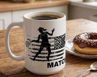 Tazza da caffè con immagine di una tennista, con grafica della bandiera americana, in ceramica, 440 ml (15 oz).