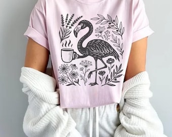 Maglietta "Coffee Addict" con fenicottero: grafica divertente - 100% cotone, vestibilità unisex, abbigliamento casual per tutti i giorni.