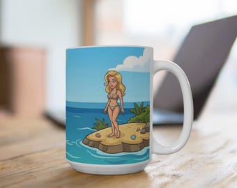 Tazza con stampa di una bionda in bikini su un'isola, pinna di squalo e scena oceanica, regalo per gli amanti dell'oceano.