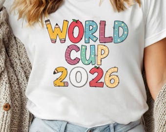 Maglietta con scritta colorata per i Mondiali 2026, design calcistico con scritte a mano, perfetto per il giorno della partita.