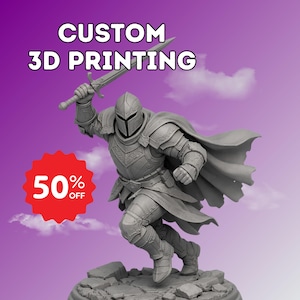 Könnte beinhalten: Graue 3D-gedruckte Figur eines Ritters in voller Rüstung, der ein Schwert hochhält. Die Figur steht auf einem Steinsockel, darüber steht "CUSTOM 3D PRINTING". Ein roter Kreis mit "50% OFF" befindet sich unten links.