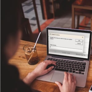 Könnte beinhalten: Eine Person verwendet einen Laptop, um die Wachzeit einzustellen. Der Laptop-Bildschirm zeigt ein Popup-Fenster mit dem Titel "Awake Duration" und ein Textfeld zum Eingeben der Minutenanzahl. Die Schaltflächen "OK" und "Abbrechen" sind sichtbar.