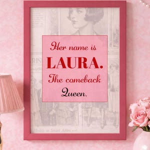 Könnte beinhalten: Ein gerahmter Druck mit rosa Rahmen und Hintergrund. Der Druck zeigt eine Vintage-Illustration und den Text "Her name is LAURA. The comeback Queen."
