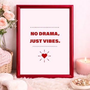 Könnte beinhalten: Gerahmter Druck mit den roten Worten „NO DRAMA, JUST VIBES“. Der Druck hat einen roten Rahmen und eine Herzgrafik unten. Das Bild befindet sich auf weißem Hintergrund.