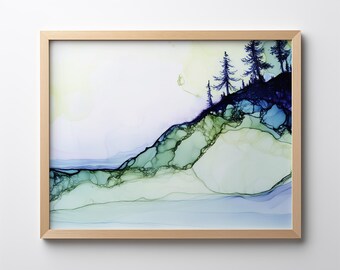 Op de afbeelding: Abstracte schilderij van een landschap met een heuvel, bomen en een lucht in tinten van blauw, groen en geel. Het schilderij is ingelijst in een licht houten lijst.