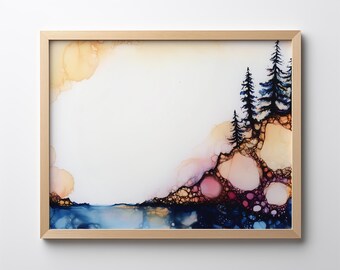 Op de afbeelding: Abstracte landschapskunstprint in een licht houten frame. Het kunstwerk heeft een ontwerp in aquarel-stijl met een meer, bergen en bomen. Het kleurenpalet omvat blauw, roze en geel.