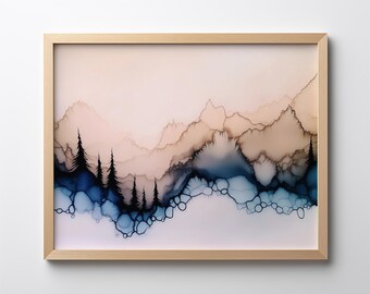 Op de afbeelding: Abstracte aquarelverf van een bergketen in een blauw en bruin kleurenschema. De bergen zijn afgebeeld in een vloeiende, organische stijl, en er zijn een paar kleine bomen op de voorgrond. Het schilderij is ingelijst in een licht houten lijst.