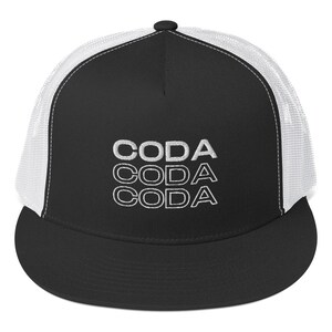 Pode incluir: Boné de caminhoneiro preto e branco com a palavra "CODA" bordada em branco três vezes. O boné tem um painel frontal e aba pretos, com uma parte traseira de malha branca.