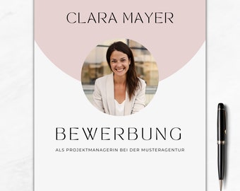 May include: A pink and white resume template with a photo of a woman smiling. The text reads "Clara Mayer" and "Bewerbung als Projektmanagerin bei der Musteragentur". The contact information includes an address, city, and phone number.