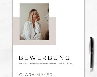 May include: A resume template with a professional headshot of a woman. The text reads "BEWERBUNG ALS PROJEKTMANAGERIN BEI DER MUSTERAGENTUR CLARA MAYER Maxmusterstr. 15 55775 Musterstadt 0176 123 456 789"