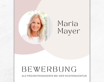 May include: A pink and white business card with a photo of a woman in a circle. The text on the card reads "Maria Mayer" and "BEWERBUNG ALS PROJEKTMANAGERIN BEI DER MUSTERAGENTUR". The card also includes a location icon, a phone icon, and contact information.