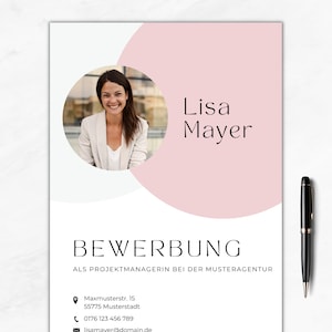 Może przedstawiać: Szablon CV w kolorze różowym i białym z fotografią kobiety. Tekst brzmi "Lisa Mayer" i "BEWERBUNG ALS PROJEKTMANAGERIN BEI DER MUSTERAGENTUR". Dane kontaktowe znajdują się poniżej, w tym adres, numer telefonu i adres e-mail.