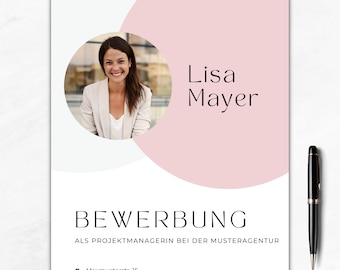 May include: A pink and white resume template with a headshot of a woman. The text reads "Lisa Mayer" and "BEWERBUNG ALS PROJEKTMANAGERIN BEI DER MUSTERAGENTUR". Contact information is listed below, including an address, phone number, and email address.