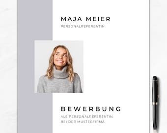 May include: A woman with blonde hair and a grey turtleneck sweater smiles and looks up. The text "MAJA MEIER" and "PERSONALREFERENTIN" is above her. The text "BEWERBUNG" is below her. The text "ALS PERSONALREFERENTIN" and "BEI DER MUSTERFIRMA" is below the text "BEWERBUNG". The text "KONTAKT" is at the bottom of the page.