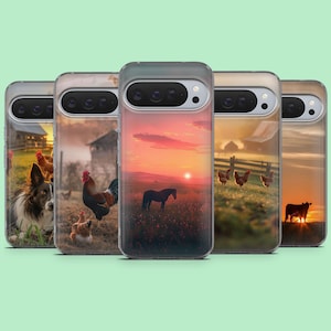 Puede incluir: Un conjunto de fundas para teléfonos con escenas rurales. Los diseños incluyen un perro, un gallo, un caballo, gallinas y una vaca, todos ambientados en amaneceres y atardeceres. Cada funda tiene un borde transparente.