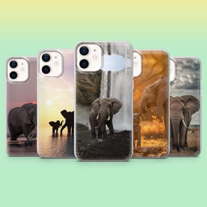 Könnte beinhalten: Eine Auswahl an transparenten Handyhüllen mit Elefantenmotiven. Die Hüllen zeigen verschiedene Szenen, darunter Elefanten in der Nähe von Wasserfällen, bei Sonnenuntergang und mit ihren Jungen. Die Hüllen haben eine glänzende Oberfläche und sind für Smartphones konzipiert.