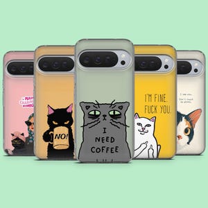 Puede incluir: Cinco fundas para teléfono con ilustraciones de gatos humorísticas. Las fundas presentan varios diseños, incluyendo un gato negro con una taza, un gato gris con el texto "I NEED COFFEE" y un gato blanco haciendo un gesto grosero.