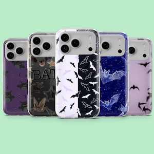 Op de afbeelding: Vijf telefoonhoesjes met vleermuisontwerpen in verschillende kleuren. De hoesjes hebben patronen van vleermuizen en sterren, met kleuren als paars, zwart en wit. Eén hoesje heeft het woord "BAT" erop gedrukt.