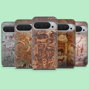 Könnte beinhalten: Fünf Handyhüllen mit Designs, die von alten Höhlenmalereien inspiriert sind. Die Hüllen zeigen braune und beige Farbtöne mit Darstellungen von Tieren, menschlichen Figuren und geometrischen Mustern. Die Hüllen sind auf einem hellgrünen Hintergrund angeordnet.