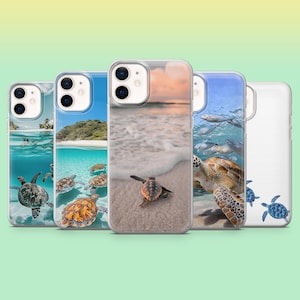 Puede incluir: Cinco fundas para teléfono con diseños de tortugas marinas. Las fundas muestran tortugas nadando bajo el agua, en una playa y con peces. Las fundas tienen un acabado brillante y son de color azul, verde y marrón.