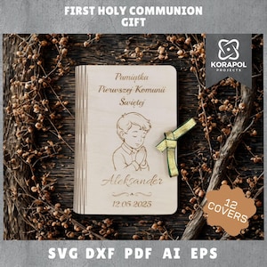 Puede incluir: Un regalo de Primera Comunión de madera. Es un libro con un grabado láser de un niño rezando, el nombre "Aleksander" y la fecha "12.05.2025". El texto "First Holy Communion Gift" está en la parte superior. Se adjunta una cinta verde y dorada. También está el texto "12 Covers".