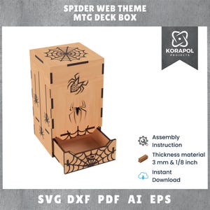 Könnte beinhalten: Eine Holz-MTG-Deckbox mit Spinnennetz-Motiv. Die Box hat lasergeschnittene Spinnen- und Netzdesigns. Die Schublade ist geöffnet. Der Text "SPIDER WEB THEME MTG DECK BOX" steht oben. Materialstärke: 3 mm.