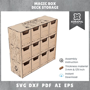 Könnte beinhalten: Eine Holz-Deck-Aufbewahrungsbox mit zwölf Fächern. Die Box besteht aus hellem Holz und verfügt über eingravierten Text und Illustrationen. Der Text "MAGIC BOX DECK STORAGE" ist sichtbar. Die Dicke beträgt 3 mm.