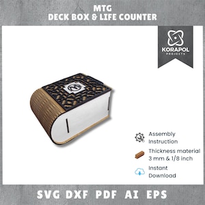 Könnte beinhalten: Eine hölzerne Deckbox und ein Lebenszähler für Magic: The Gathering mit einem dekorativen Laser-Schnitt-Design. Die Box ist geschlossen und hat eine weiße Oberfläche mit einer schwarzen Linie in der Mitte. Der Lebenszähler befindet sich auf der Oberseite der Box. Die Box ist aus 3 mm oder 1/8 Zoll dickem Material gefertigt.