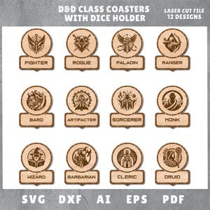 Puede incluir: Posavasos de clase D&D de madera cortada con láser con portadados. Cada posavasos presenta un diseño único que representa clases como Fighter, Rogue y Paladin. El juego incluye 12 diseños, con el nombre de la clase debajo de cada posavasos.