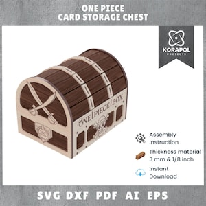 Może przedstawiać: Drewniana skrzynia do przechowywania kart z zakrzywioną pokrywą, z napisem "ONE PIECE CARD STORAGE CHEST" i "ONE PIECE BOX". Skrzynia ma jasną drewnianą ramę z ciemnobrązowymi panelami i dekoracyjnymi skrzyżowanymi mieczami. Grubość materiału wynosi 3 mm.